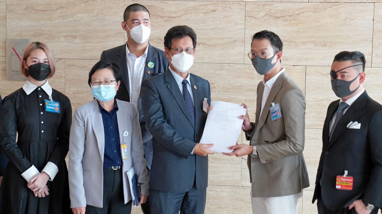 “เจริญ Porn” 