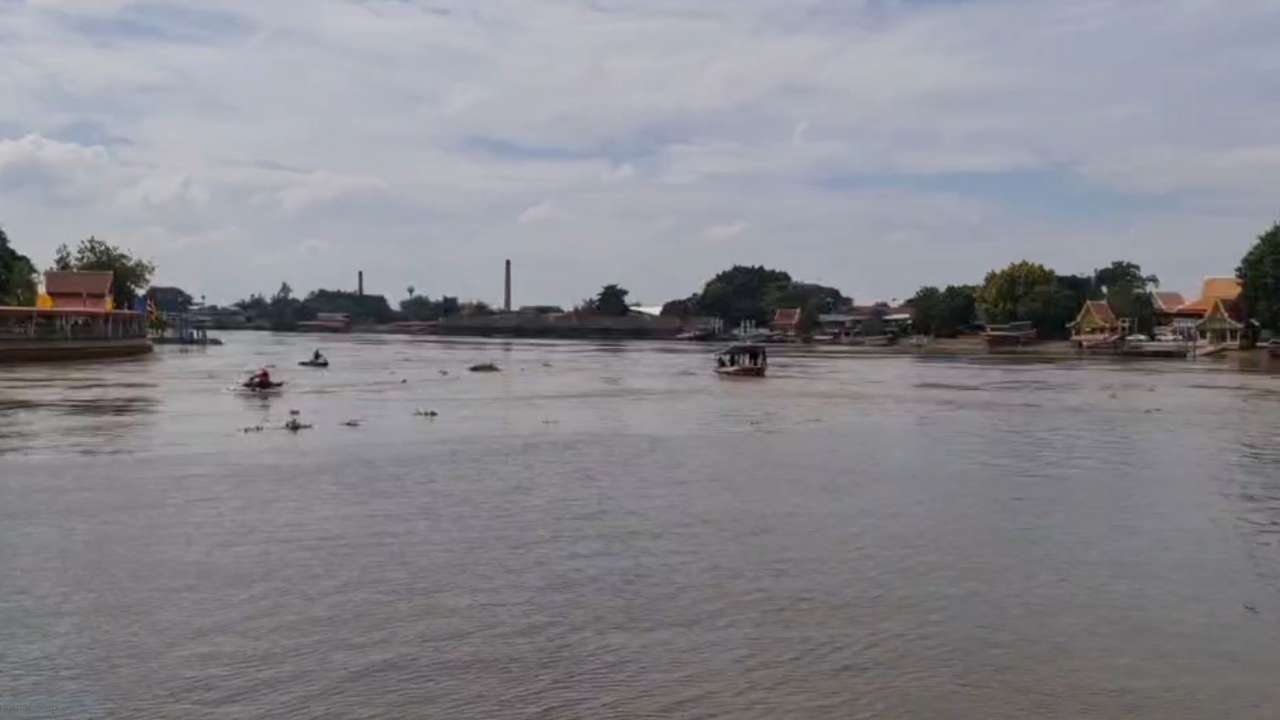 ประดาน้ำสำรวจเรือลากจูงอับปาง หน้าวัดพนัญเชิง ยังไม่พบอีกร่างที่สูญหาย