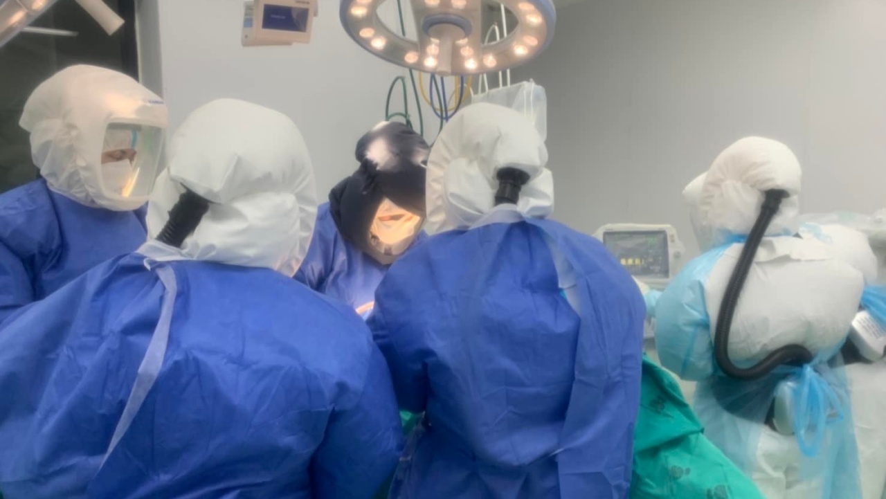 หมอเล่าเคสเร่งด่วน ผ่าตัดผู้ป่วยโควิด กระเพาะอาหารทะลุ เจอรูรั่ว