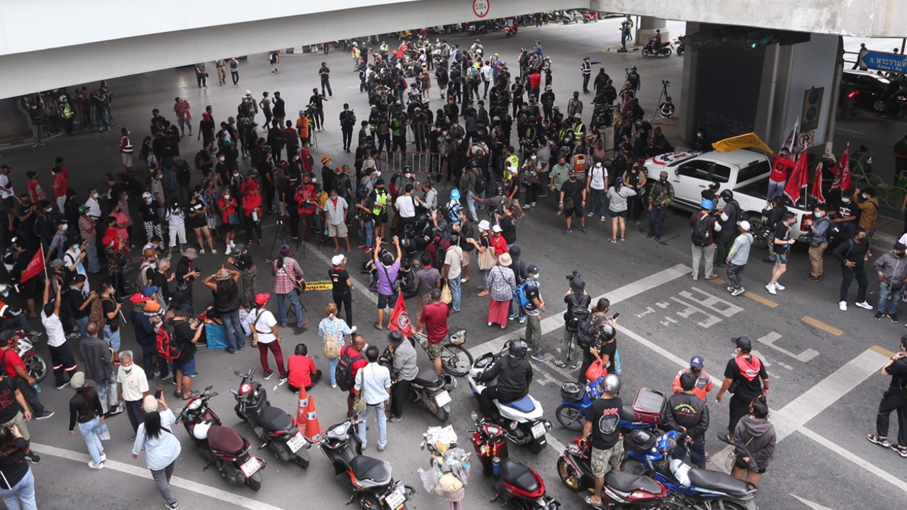 "ม็อบ 14 พฤศจิกา" กลุ่มมวลชนรวมตัวหน้าหอศิลป์ กทม. "ป้าเป้า" โผล่ร่วม