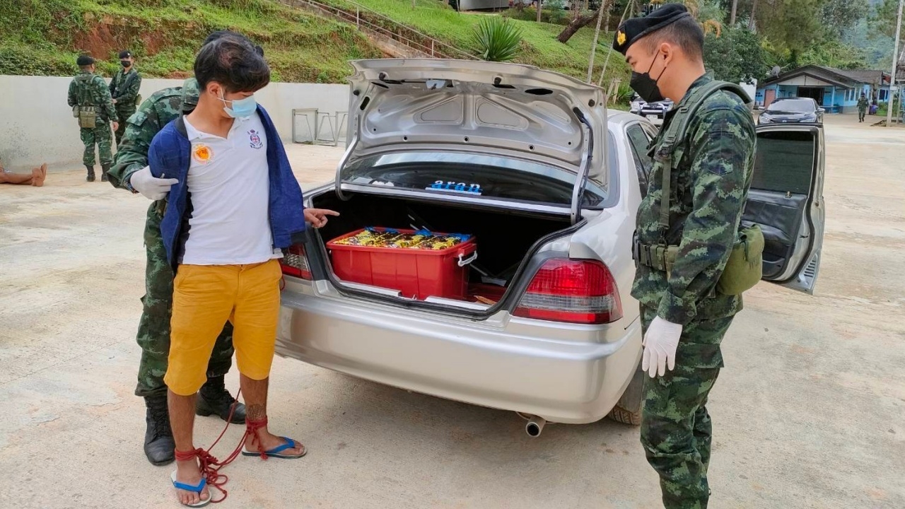 ฉก.ม.3 รวบโจ๋วัย 20 ขับเก๋งขนไอซ์ 25 กิโล คาหมู่บ้านม้ง อ.แม่ฟ้าหลวง