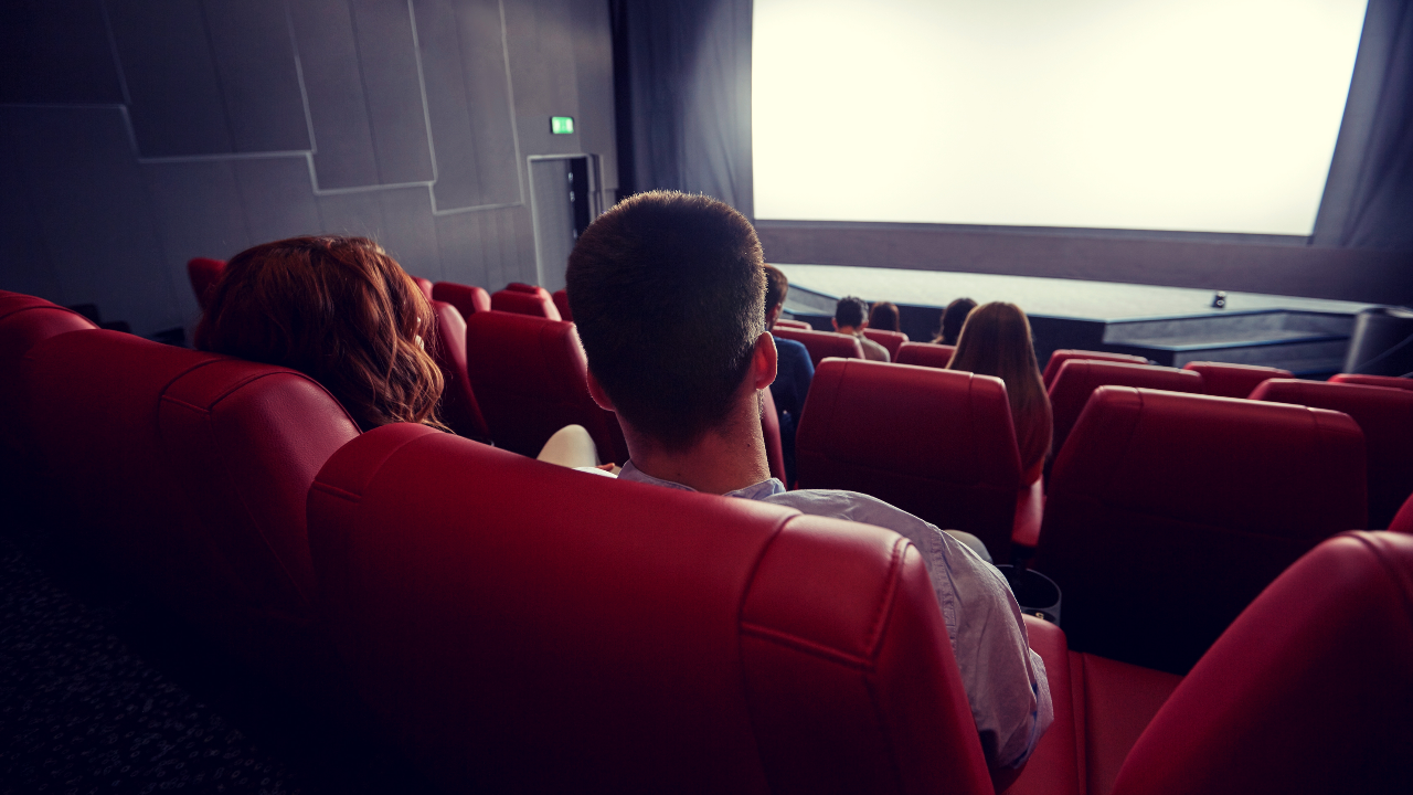 ทนายดังไขคำตอบ หนุ่มไม่ยืนในโรงหนัง โดนคนเตะเก้าอี้ ใครผิด-ถูก