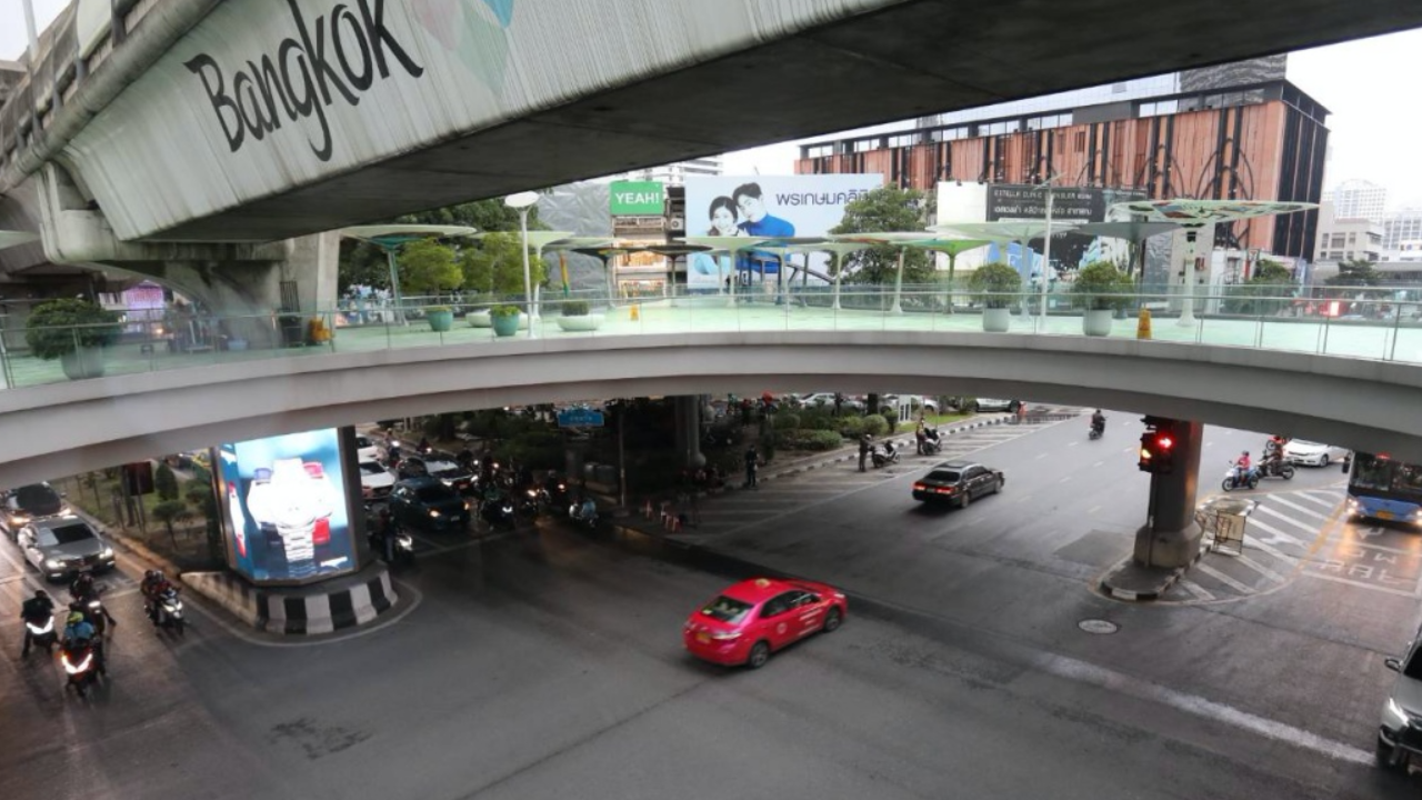 ด่วน! "ม็อบ 14 พฤศจิกา" ย้ายไปชุมนุม "แยกปทุมวัน" เหตุ ตร.ปิดกั้นเส้นทาง