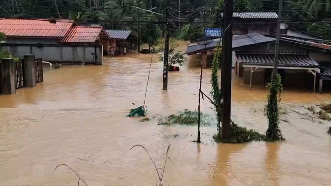 6 อำเภอชุมพร สวี หลังสวน อ่วมหนัก หลายจุดถนนสายเอเชียเปิดจราจรได้แล้ว