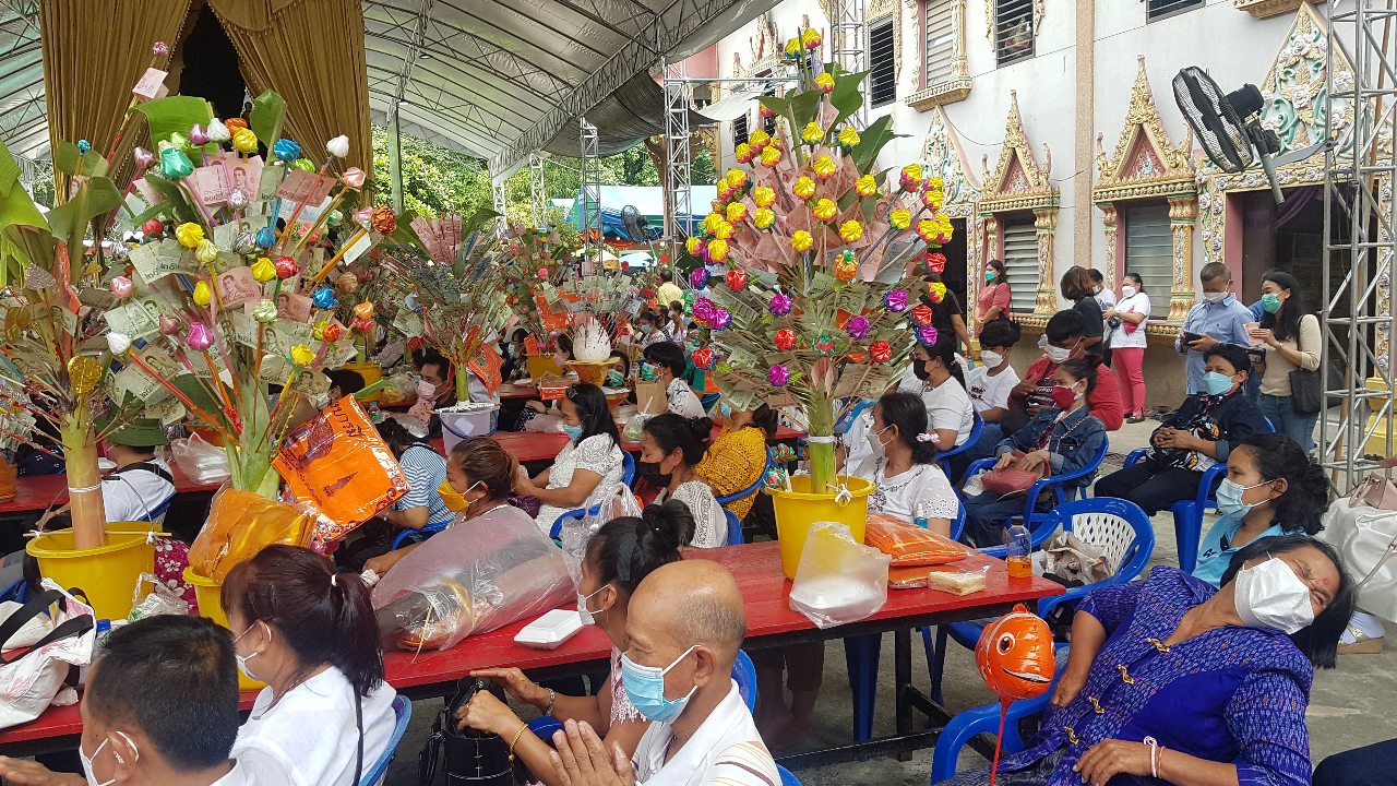 เชื่องวดนี้ให้โชค คอหวยแห่ซื้อ "เลขเด็ด" ยอดกฐิน วัดสว่างอารมณ์