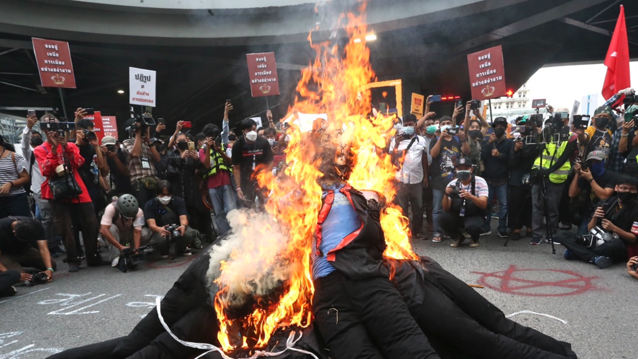 "ม็อบ" เผาหุ่นฟาง-ทุบศาลพระภูมิ ประท้วงศาลวินิจฉัยล้มล้างการปกครอง