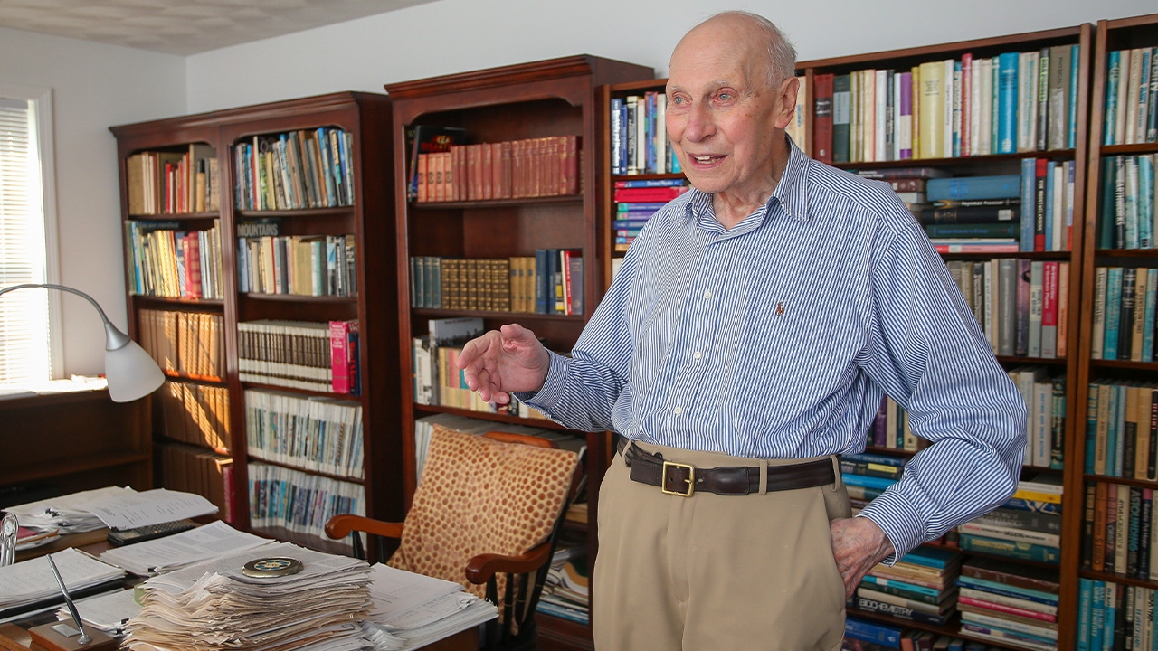 ชายผู้เติมเต็มความฝันในการเป็นนักฟิสิกส์ในวัย 89 ปี