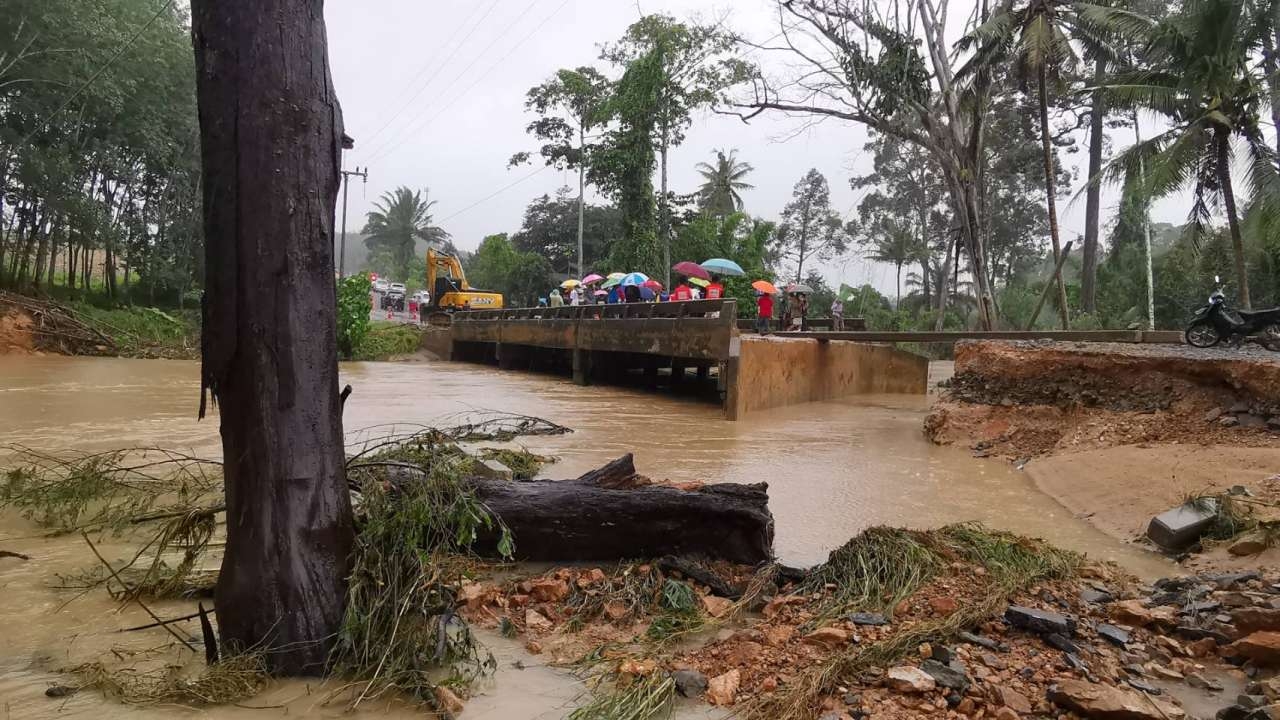 ผวจ.สุราษฎร์ ห่วงน้ำท่วมท่าชนะ ฝนหนักทะเลหนุนสูง เตือนขนของขึ้นที่สูง