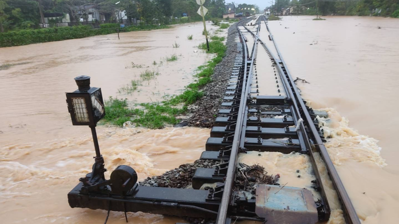 น้ำท่วมชุมพร การรถไฟฯ ประกาศปรับสถานีต้นทางปลายทาง-งดเดินรถ 10 ขบวน