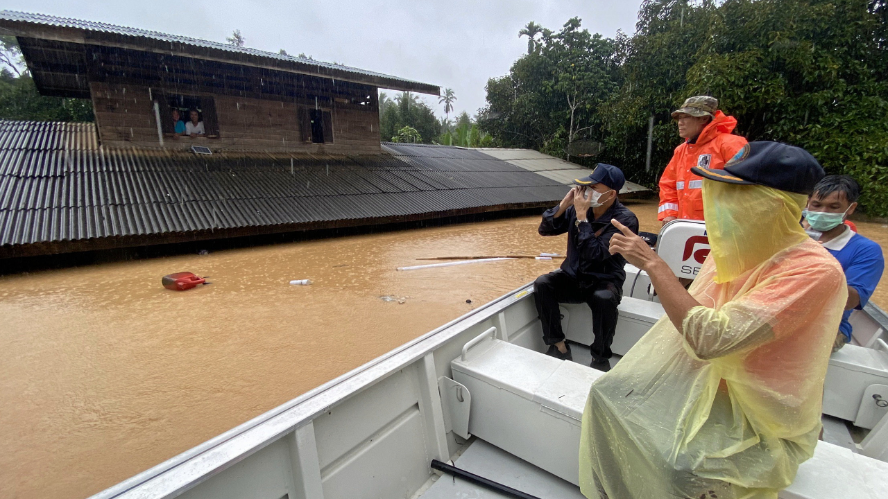 ห่วงน้ำท่วมชุมพร “บิ๊กตู่” สั่งผู้ว่าฯ ทางหลวง อปท. ช่วยจนกว่าจะคลี่คลาย