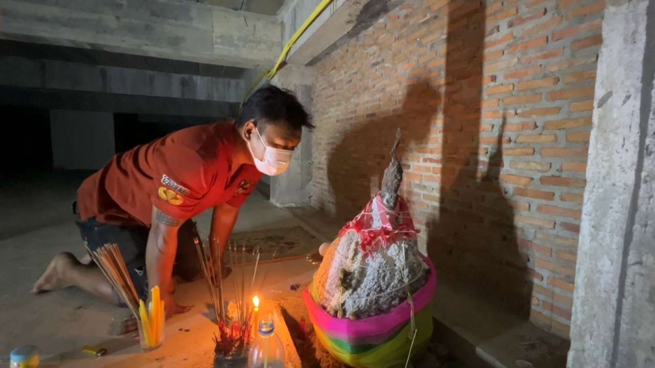 ชาวบ้าน อ.ขลุง ร่ำลือ จอมปลวก ใต้อุโบสถวัดอีแงว ขลังจริงให้โชคพาเฮง