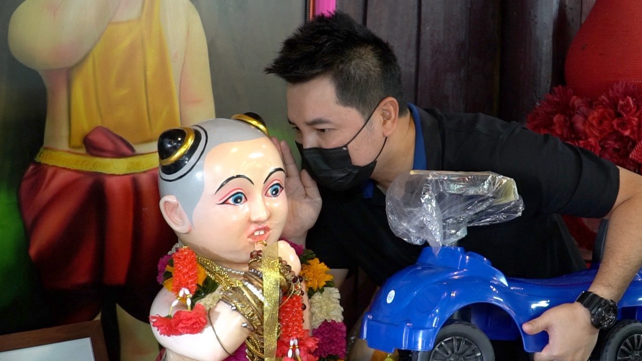 คอหวยส่อง "เลขเด็ด" ไอ้ส้มฉุน หวังนำไปซื้อสลากกินแบ่งรัฐบาลงวด 16/11/64