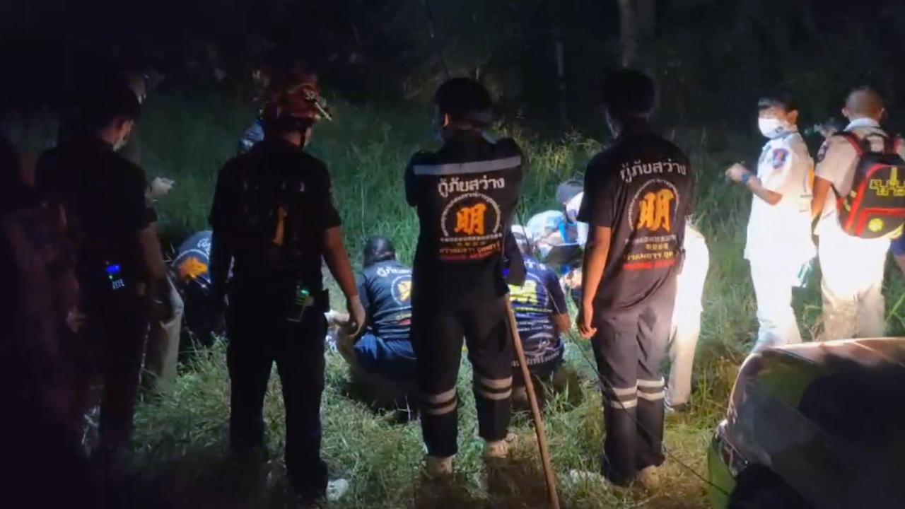 "กระดูกคนซุกพงหญ้า" หมาคาบมาเล่น แม่เห็นกะโหลก เชื่อเป็นลูกชายหายตัว