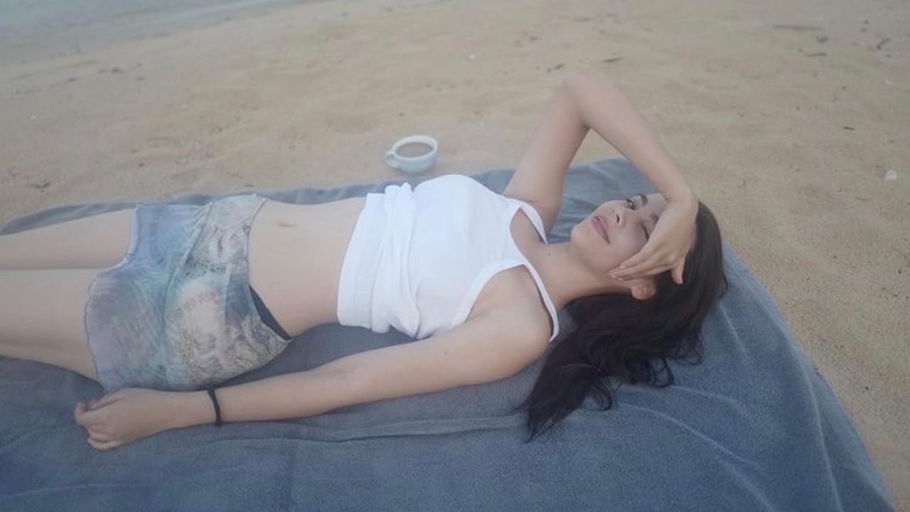 ญาญ่า ปล่อยภาพเด็ด นุ่งบิกินีจิ๋ว นอนรับลมริมทะเล ทำคนโฟกัสผิดจุด
