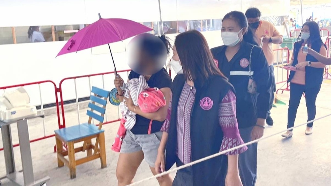 เร่งช่วยหญิงอุ้มลูกแรกคลอด เดินเร่ร่อนกลางเมืองพัทยา เข้ากระบวนคุ้มครอง