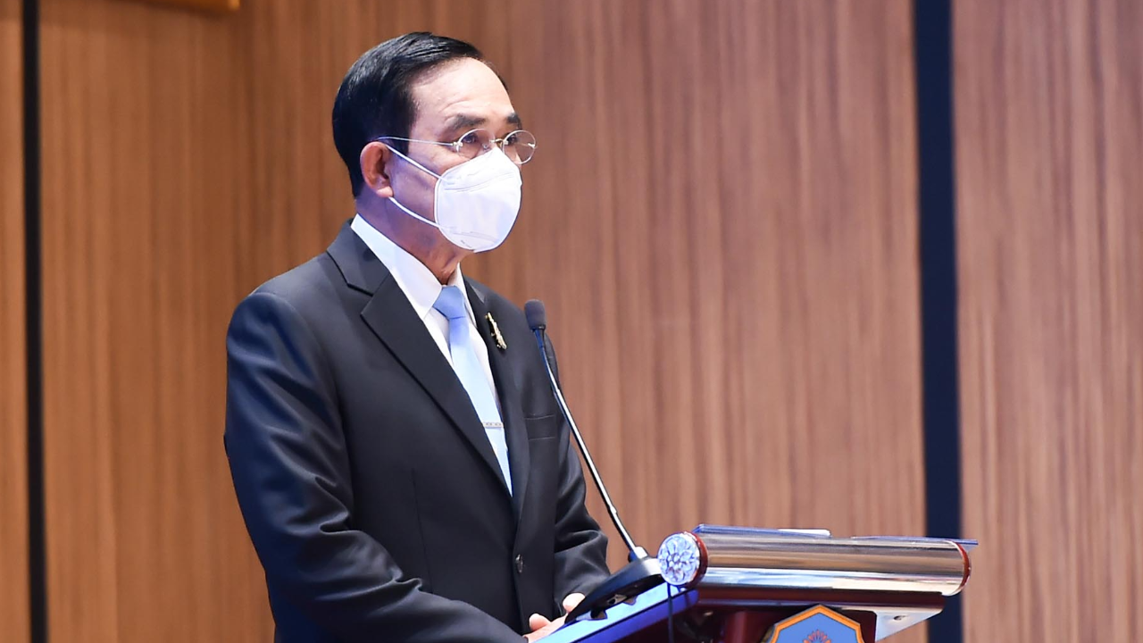 "ลุงตู่" ขอให้กล้าหาญยืนในโรงหนัง ย้ำให้ยึดมั่นสถาบันหลักของชาติ