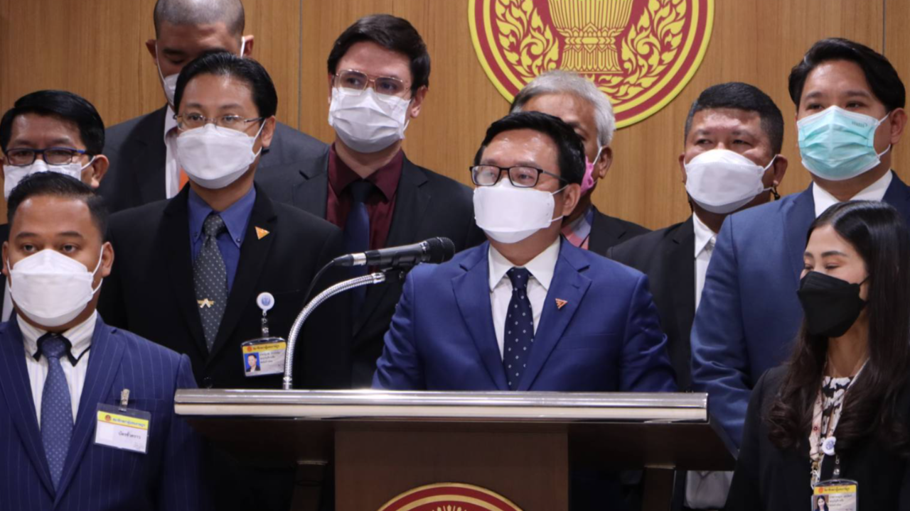 ก้าวไกล ไม่หวั่นถูกยุบพรรค มองคำวินิจฉัยศาลรัฐธรรมนูญอาจจุดระเบิดทางสังคม