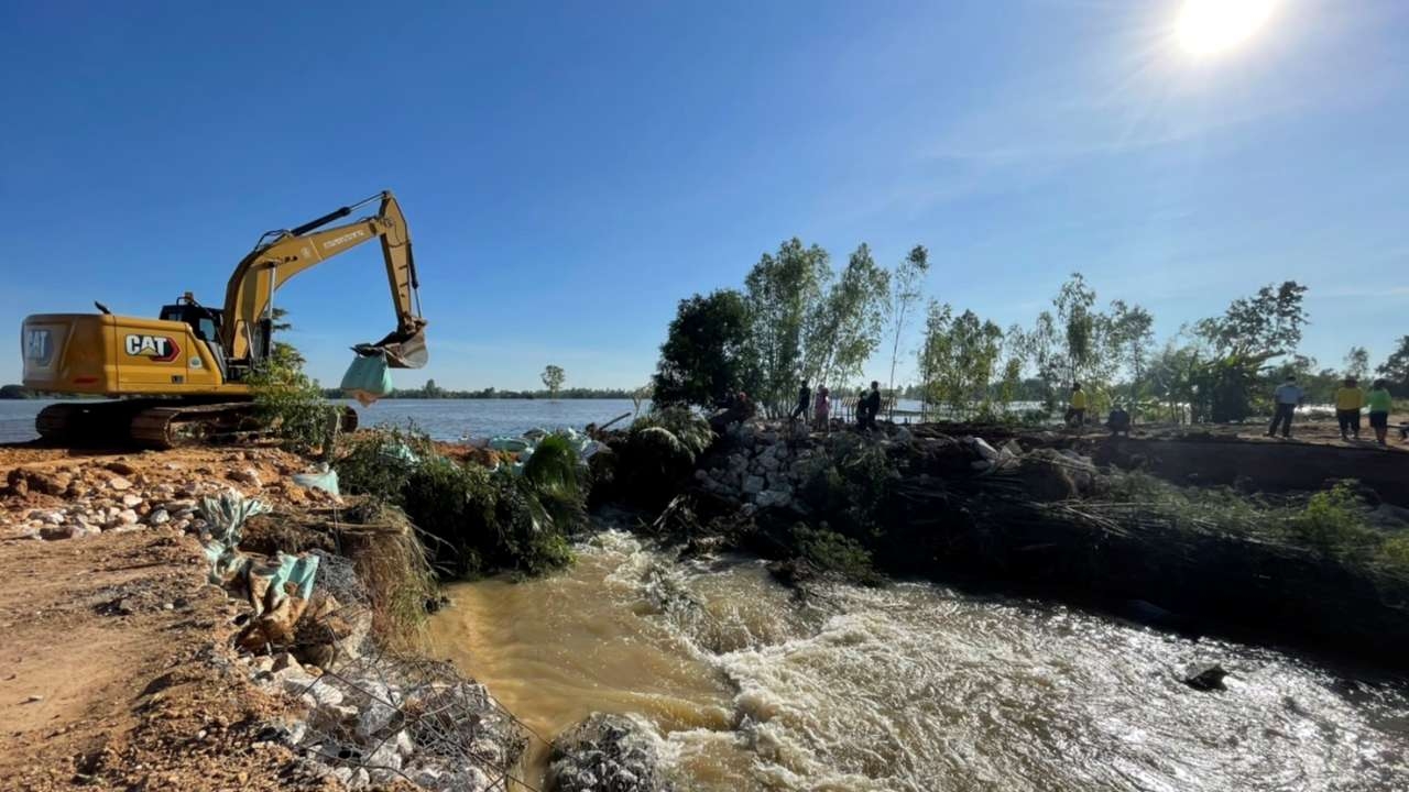 จนท.กาฬสินธุ์อุดพนังกั้นน้ำชีที่แตกสำเร็จ โดนน้ำท่วมกระทบไป 3.5 พันไร่