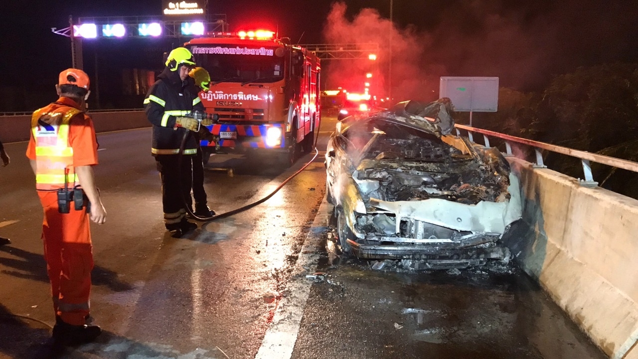 หนุ่มเบญจเพสซิ่งรถชนท้ายรถบรรทุก ไฟลุก เคราะห์ดีหนีทันเจ็บเล็กน้อย