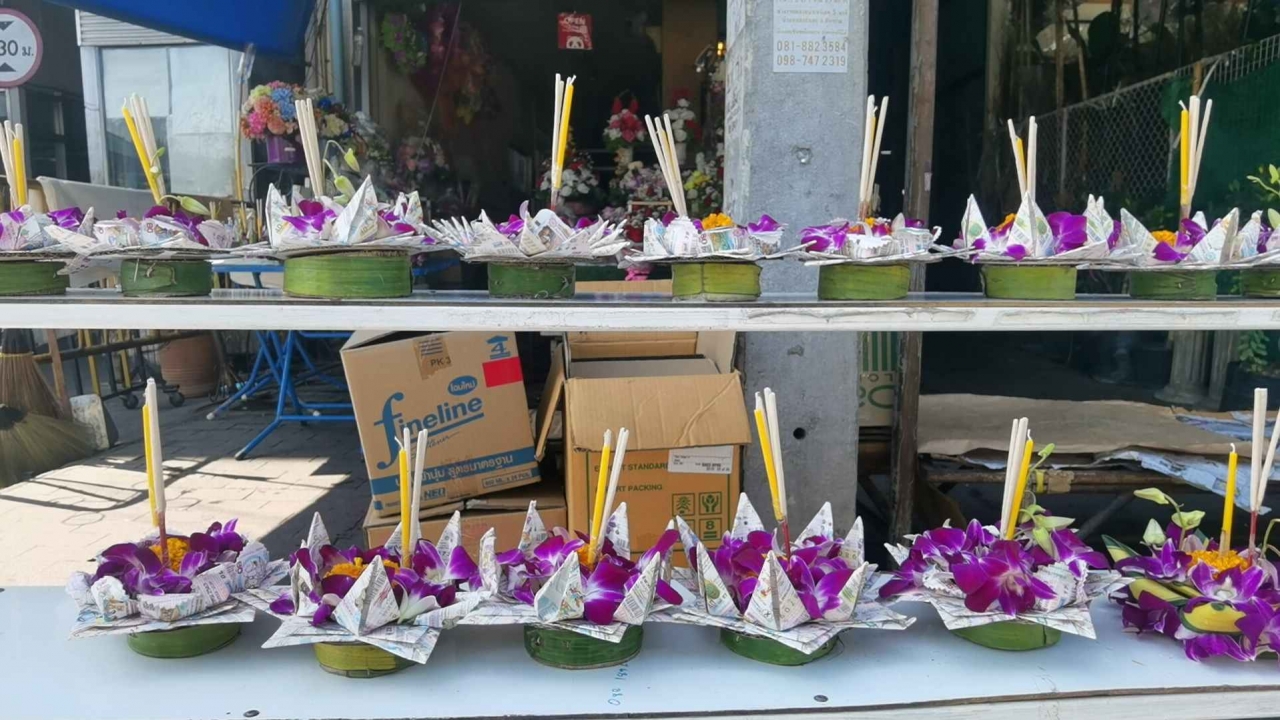 กระทงตามตลาดเชียงใหม่ยอดขายตกจากปีก่อน คนกลัวโควิดสั่งทางออนไลน์มากขึ้น