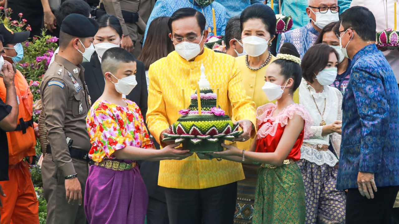 ประมวลภาพ “บิ๊กตู่” ลอยกระทง เผยคำอธิษฐานขอบ้านเมืองปลอดภัย ลดขัดแย้ง