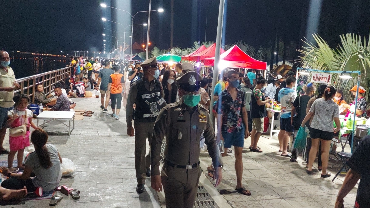บรรยากาศวันลอยกระทงที่สัตหีบ ตำรวจเข้มห้ามนั่งดื่มเหล้าเบียร์ เด็ดขาด