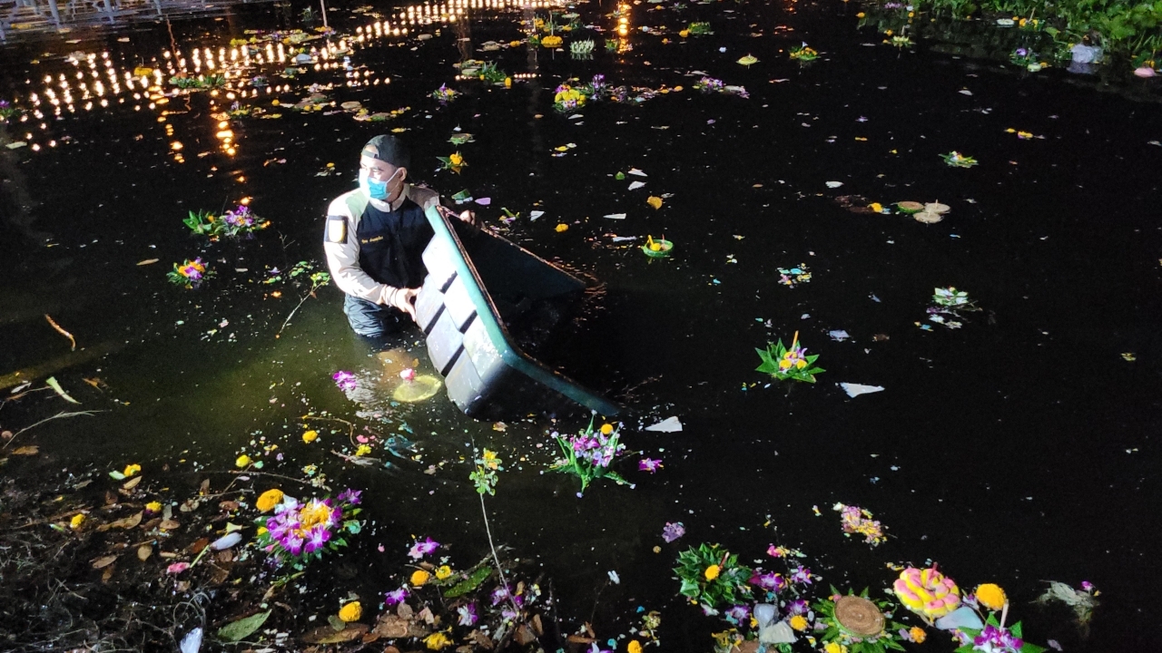 สลดคืนลอยกระทง ชายวัย 57 ปี จมน้ำเสียชีวิต หลังลงเรือเก็บเหรียญในกระทง