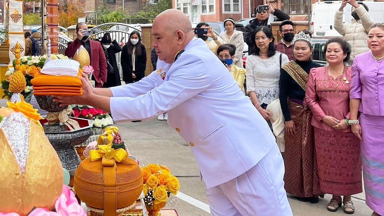 "ฟาบิโอ จินดา" ถวายผ้าพระกฐินพระราชทาน วัดพุทธไทยถาวรวนาราม