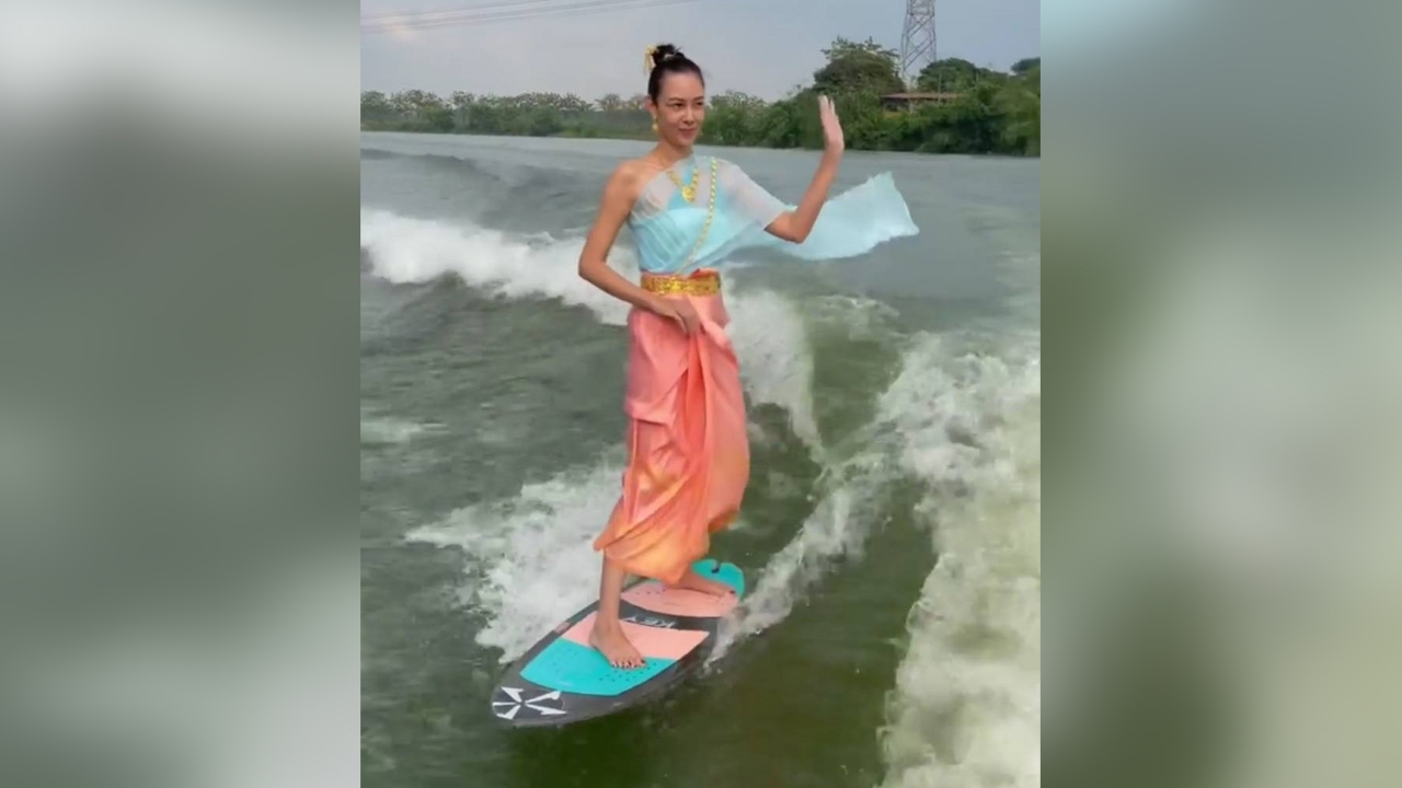 แซมมี่ แหวกแนวสุดๆ ใส่ชุดไทยห่มสไบเล่นเซิร์ฟรับวันลอยกระทง (คลิป)