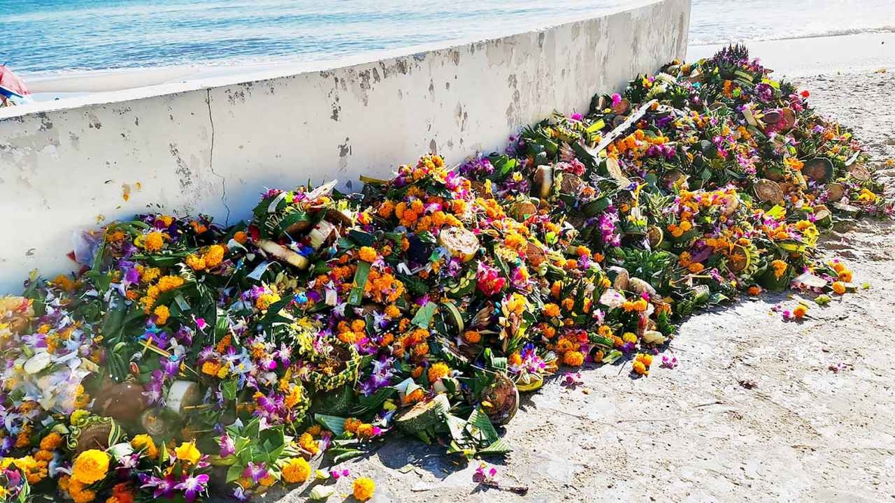 คนหัวหินร่วมใจ เก็บซากกระทงและขยะตามชายหาด เพื่อรักษาธรรมชาติให้สวยงาม