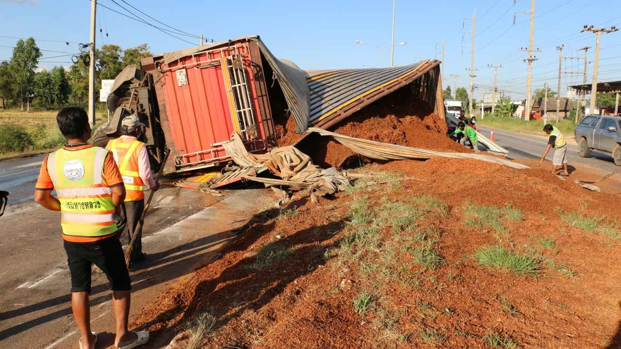 รถพ่วงขนเปลือกมันเสียหลักคว่ำ ทับเมียคนขับตายทั้งกลมคาถนนสีคิ้ว-ชัยภูมิ