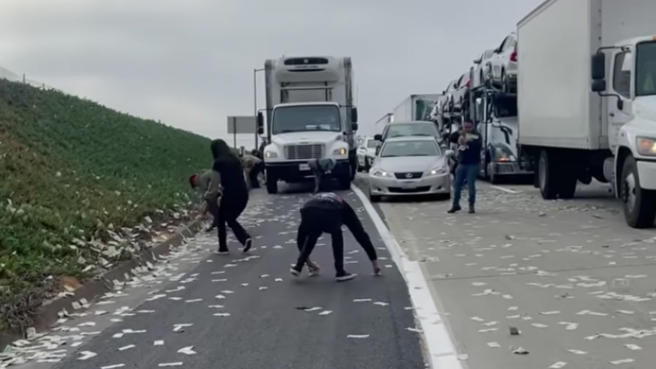 วุ่นไปหมด รถขนเงินทำแบงก์กระจายเกลื่อนถนน คนแห่เก็บทำการจราจรเป็นอัมพาต (คลิป)