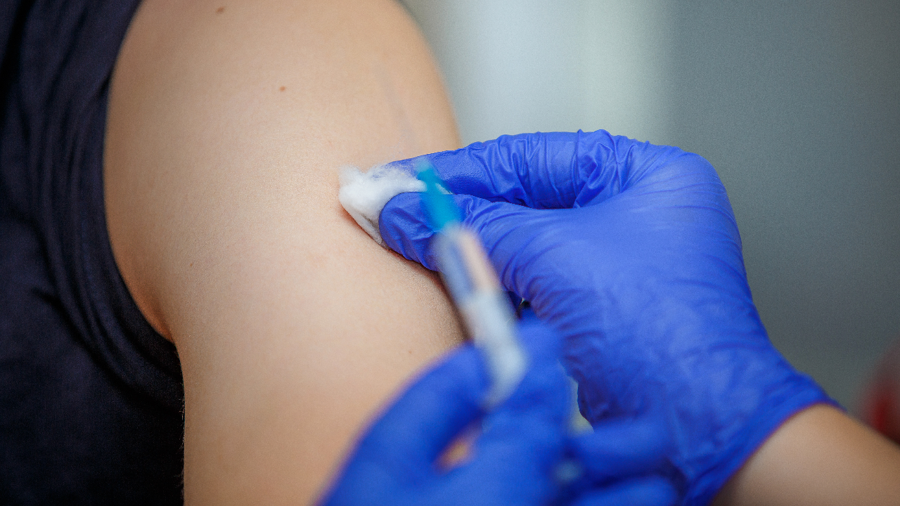 รพ.สุรินทร์ เปิด Walk in ฉีดวัคซีนโควิด-19 ประชาชนเลือกยี่ห้อได้ตามใจ