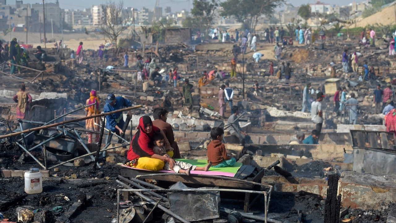 สุดสลดไฟไหม้สลัมปากีสถาน บ้านวอดนับ 100 หลัง