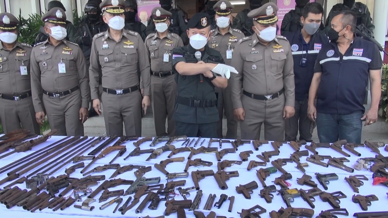 ผบช.ภ.7 โชว์ทลายโกดังอาวุธปืน ก่อนเลือกตั้งนายก อบต. ยึดปืน กระสุนอื้อ