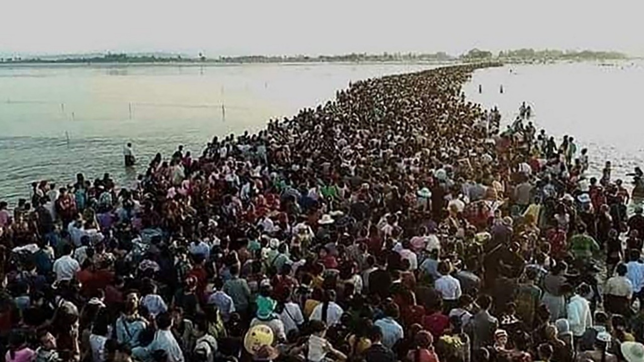 สลด ชาวพม่าไปไหว้เจดีย์ โดนชน คลื่นซัด ตกทางที่ถูกน้ำทะเลท่วม จมดับ 15