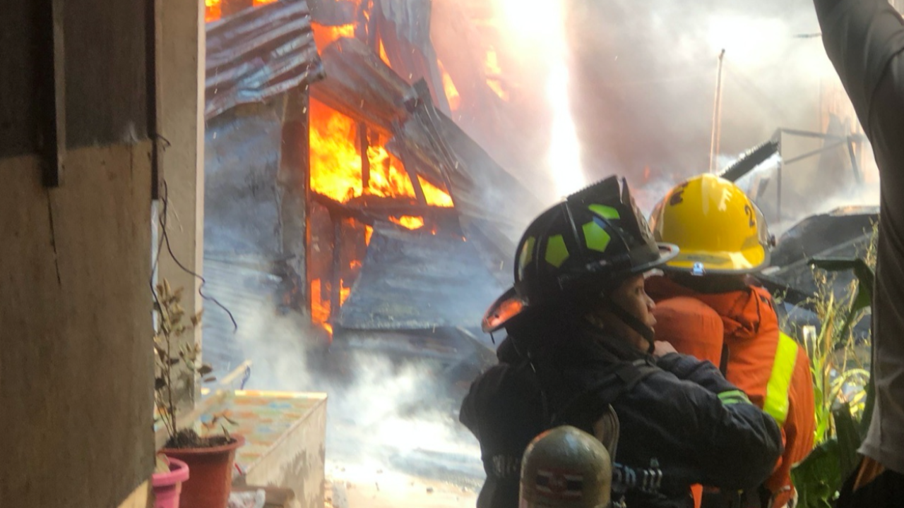 สลด ไฟไหม้บ้าน ยายกับหลานหนีได้ หนุ่ม 25 ยังนอนไม่ตื่น โดนคลอกดับ 