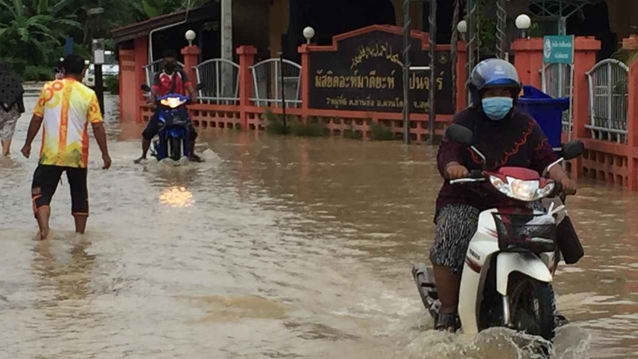 ฝนตกหนักที่สตูลทำให้น้ำท่วม 2 อำเภอ ชาวบ้านเดือดร้อนกว่าพันครัวเรือน