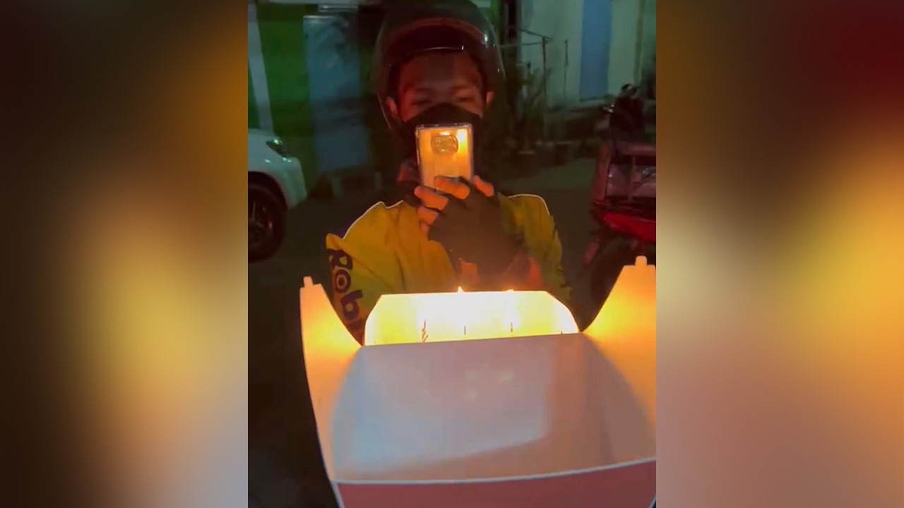 หนุ่มรีวิวไรเดอร์ ส่งเค้กให้ไม่พอ อาสาร้องเพลงวันเกิดให้ด้วย