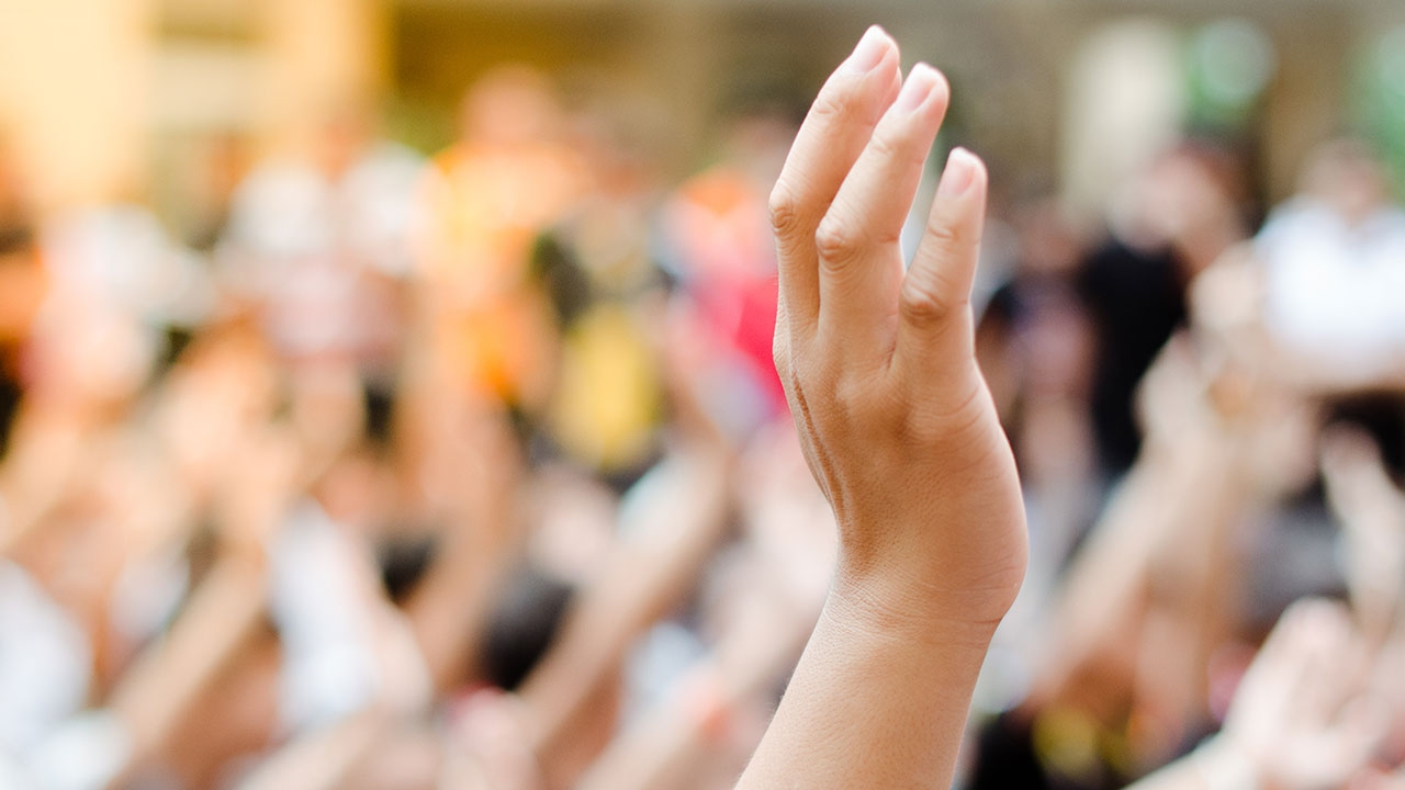 เลือกประชาธิปไตยหรืออำนาจนิยม