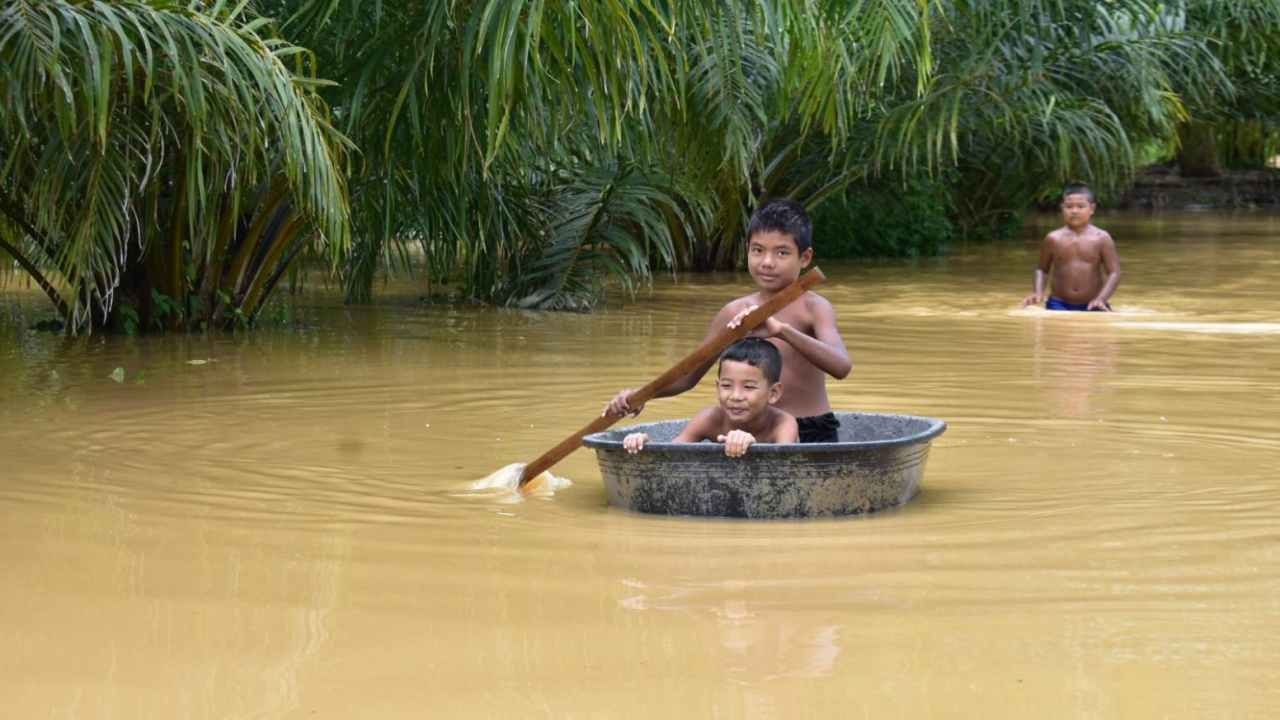 ตรังฝนถล่มน้ำป่าเทือกเขาบรรทัดไหลท่วม 3 อำเภอ เดือดร้อนนับร้อยครัวเรือน