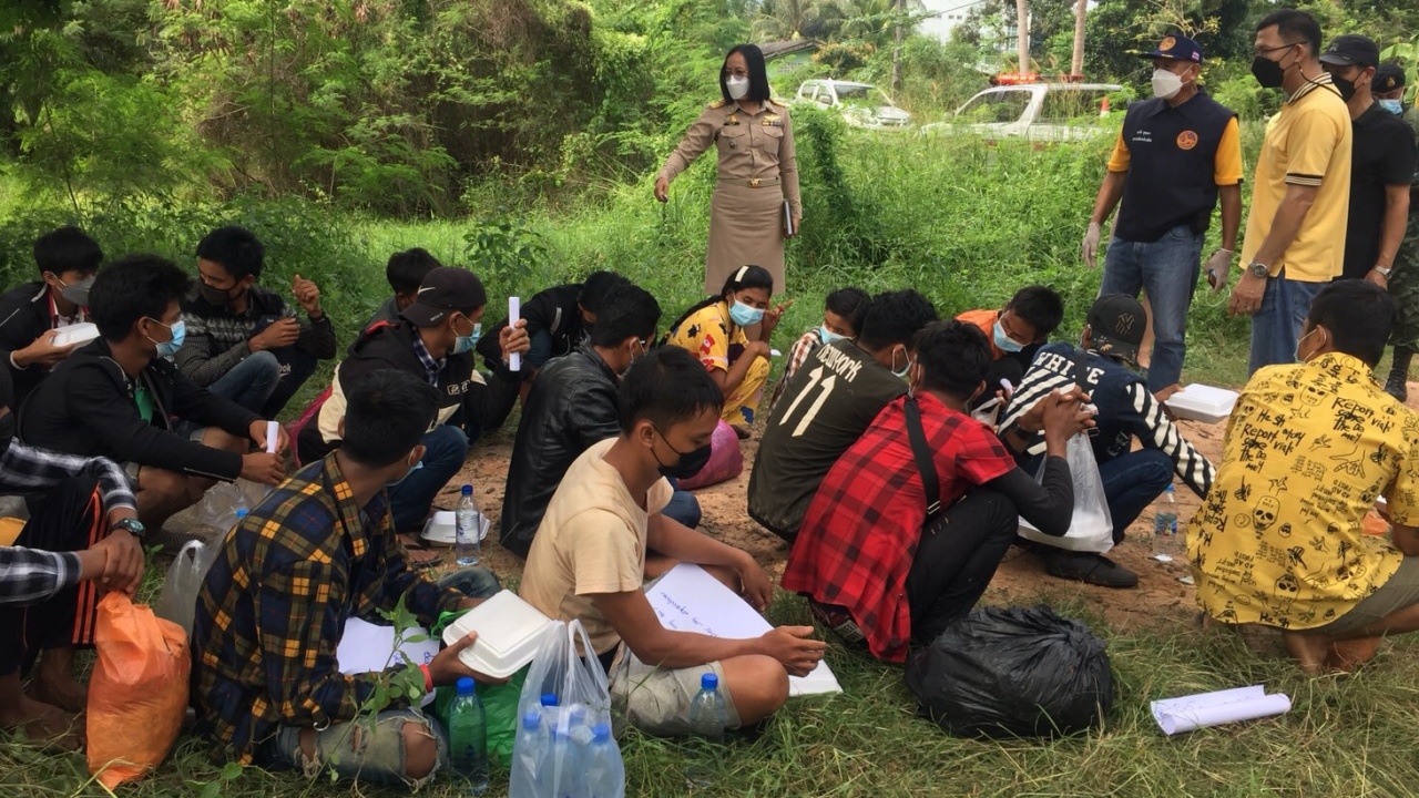 รถตู้ขนพม่าชนปิกอัพ โดนจับได้ 23 คน พบผ่านด่าน 3 จังหวัด 