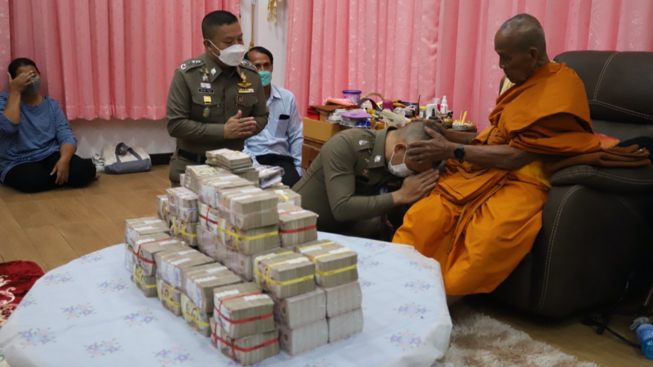 ตร.มอบ 63 ล้านคืนหลวงพ่อพัฒน์ หลังแก๊งไวยาวัจกรยักย้ายเข้าบัญชีตัวเอง