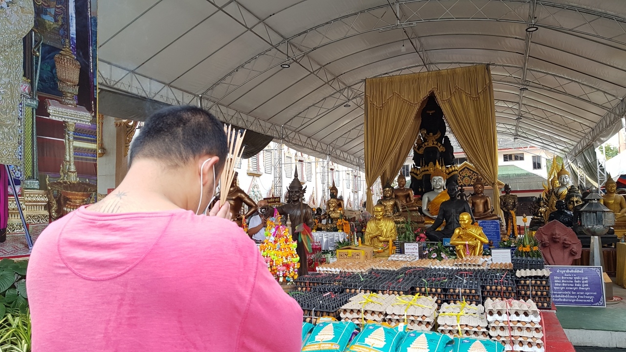 หนุ่มขายที่ดินสำเร็จ มาแก้บน "พระเงิน พระทอง" ไม่ลืมขอ "เลขเด็ด" 1/12/64