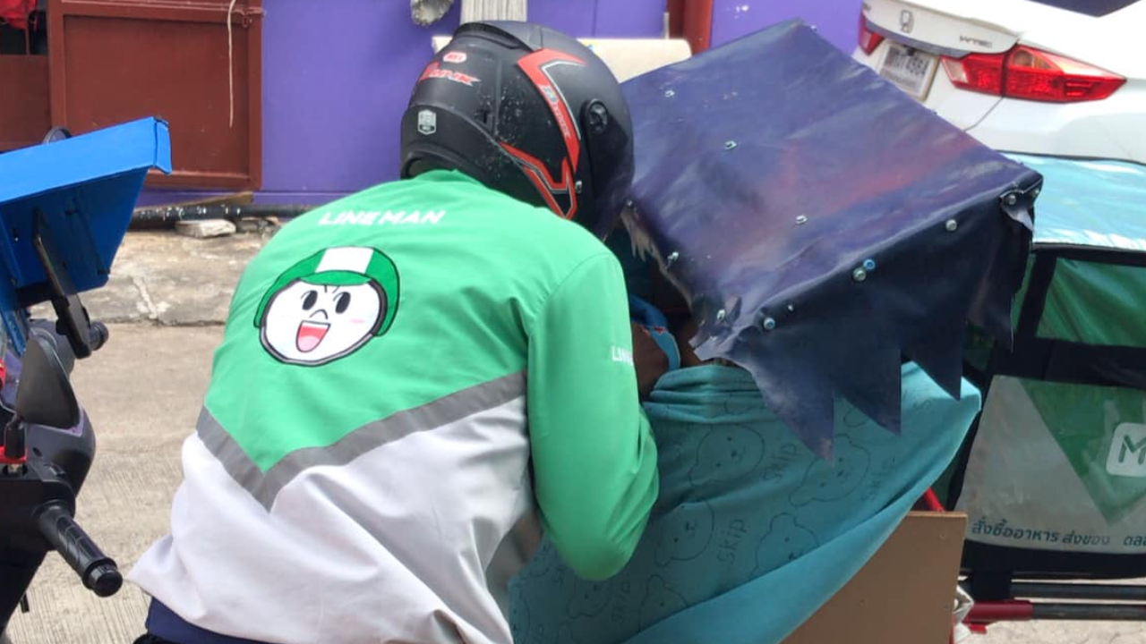 โซเชียลให้กำลังใจ ไรเดอร์พ่อลูกอ่อนสู้ชีวิต กระเตงลูกน้อยไปทำงานด้วย