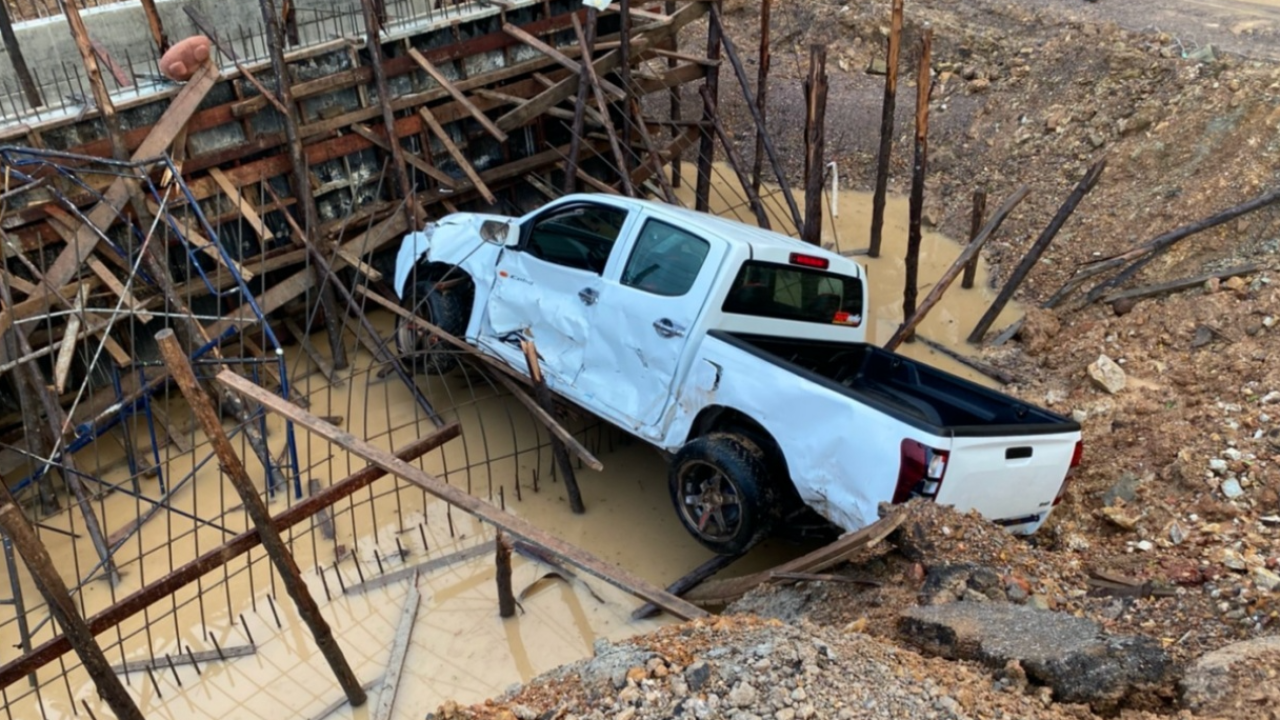 ตามหากันวุ่น รถตกสะพานไม่เจอคนขับ พออีกวันน้ำลดแขนศพโผล่