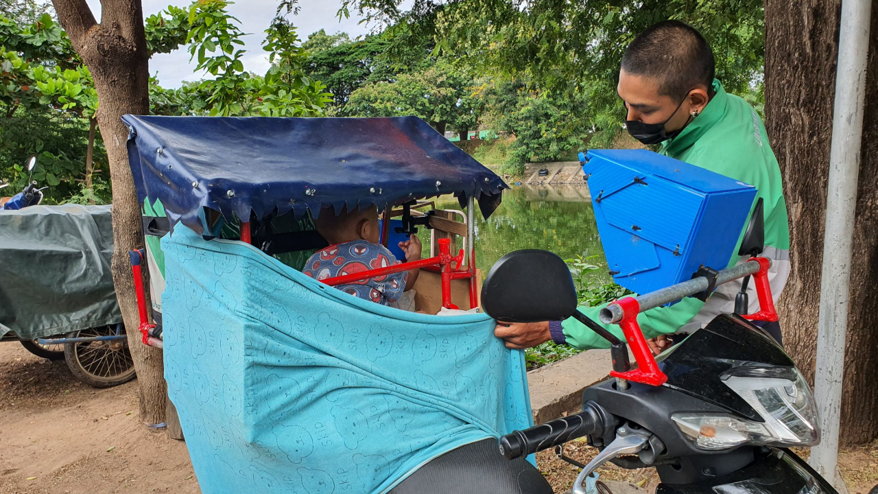 เปิดใจ ไรเดอร์พ่อลูกอ่อน ประดิษฐ์กล่องใส่ลูกน้อยไปส่งของด้วยกัน