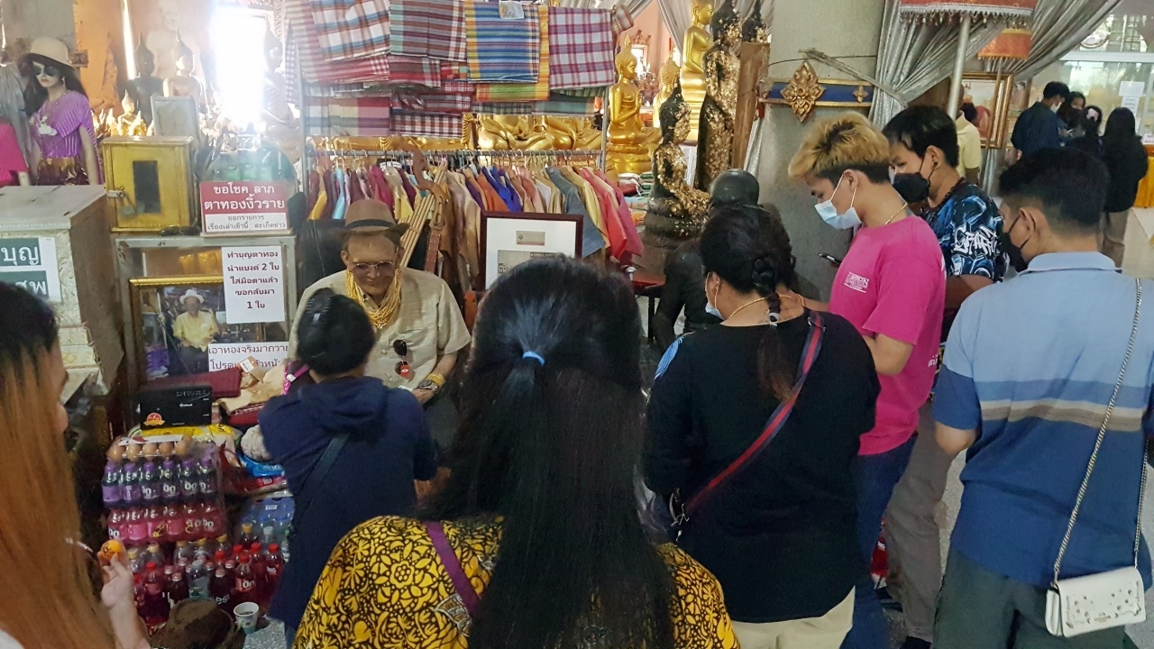 มาแล้ว "เลขเด็ดงวดนี้" อ่างน้ำมนต์ "ตาทอง งิ้วราย" คอหวยส่องลุ้นโชค 1/12/64