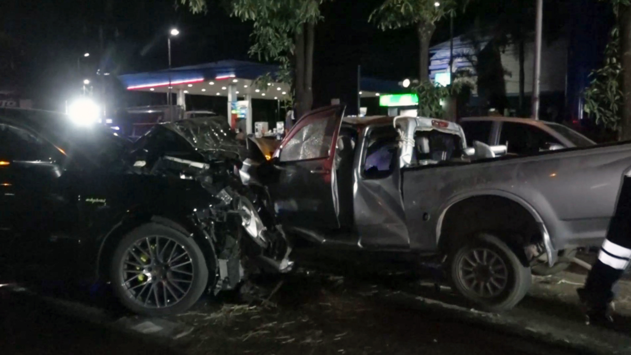 กระบะซิ่งเสียหลัก เหินข้ามร่องกลางถนน พุ่งชนปอร์เช่ป้ายแดง ตาย 1 เจ็บ 4