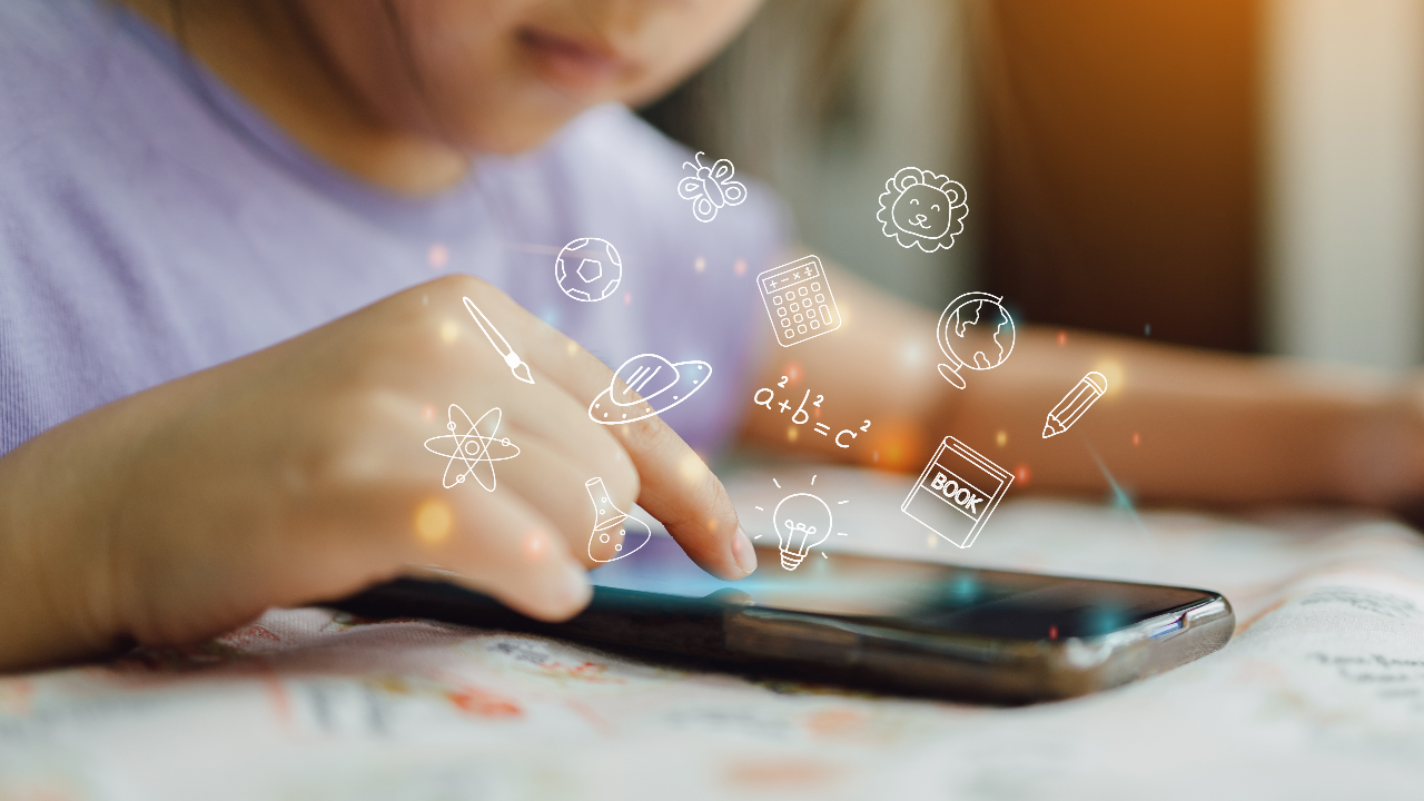 มูลนิธิกระจกเงา﻿ ขอรับบริจาคมือถือเก่า 111 เครื่องของ สลน. ให้เด็กเรียนออนไลน์